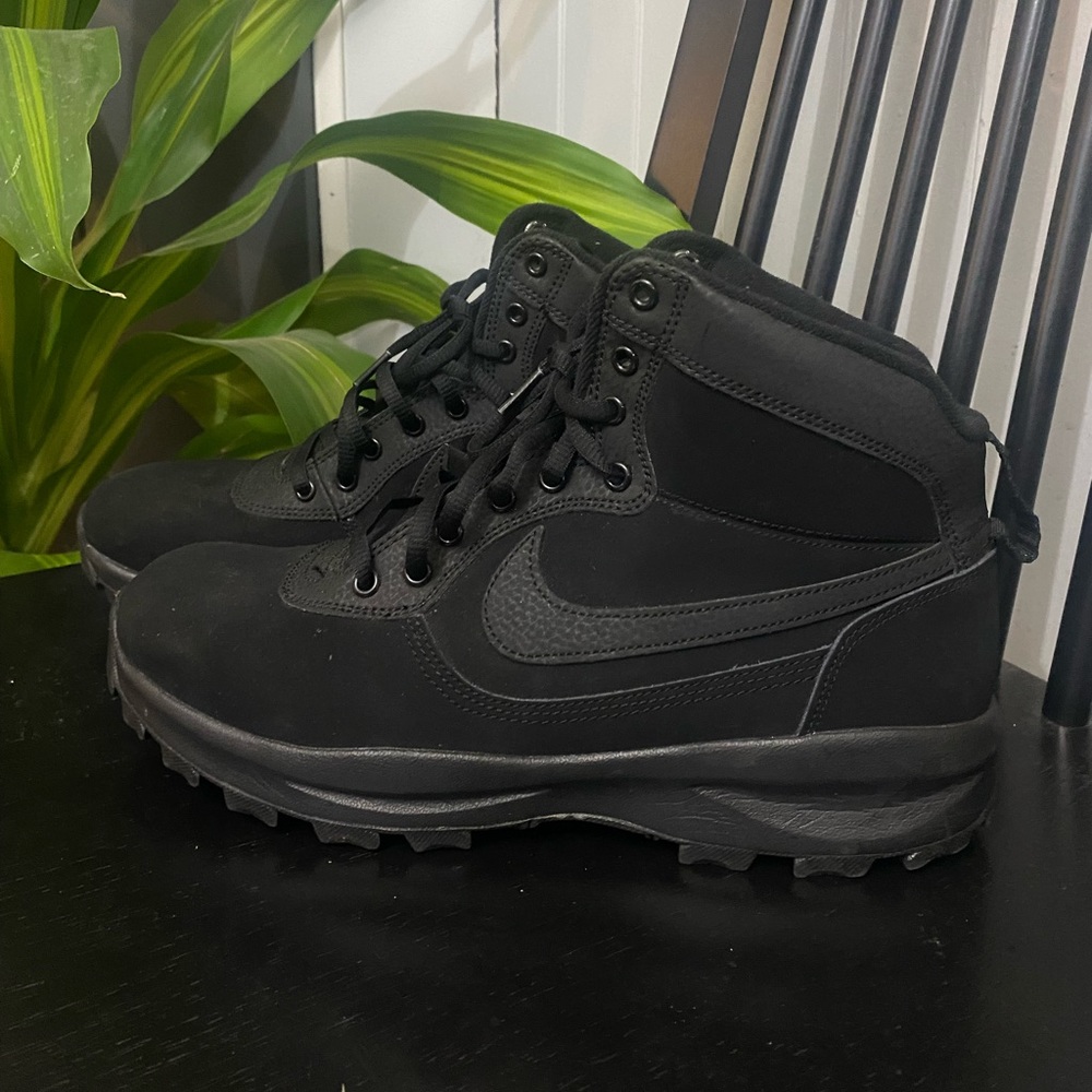 Nike Mens Manaodome